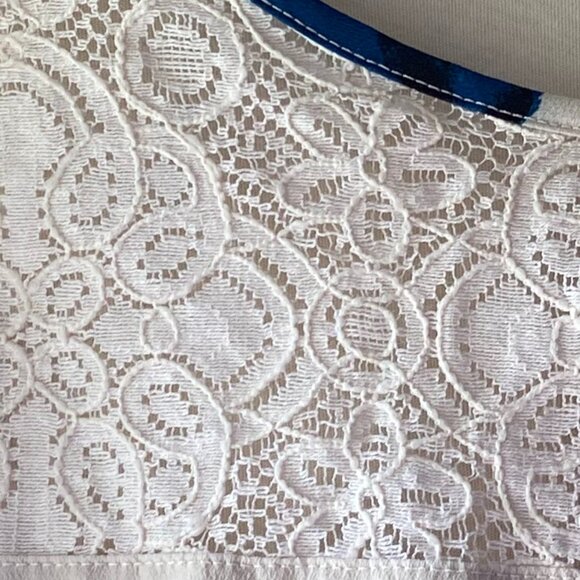 Gently Used Van Heusen Floral 3/4 Sleeve Blouse w/ Lace Yoke & Keyhole- Size XXL - Picture 7 of 8